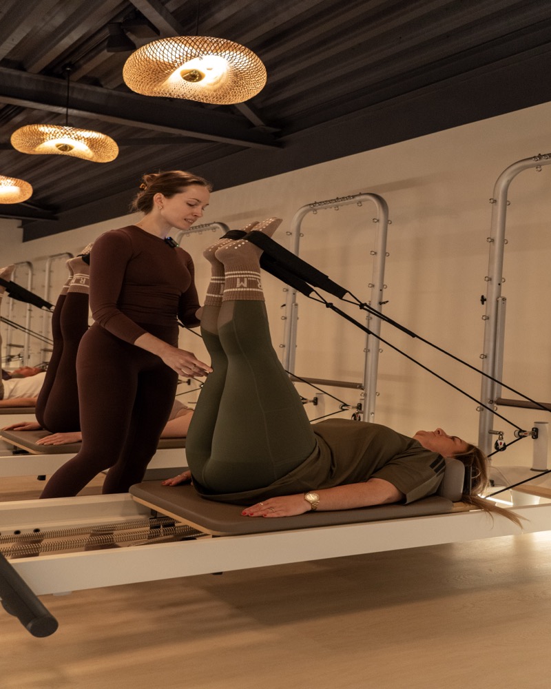 Refined Movement instructeur begeleidt een student tijdens een les